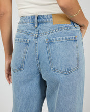 Load image into Gallery viewer, ZIA RELAXED STRAIGHT JEAN