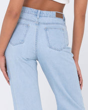 Load image into Gallery viewer, Mid rise straight jean - Sky Blue Heather
