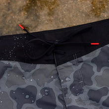 Load image into Gallery viewer, AIRTEX 2 IN 1 BOARDSHORT - BLACK CAMO
