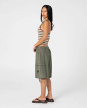 Load image into Gallery viewer, RIVER LOW RISE BAGGY CARGO SHORT
