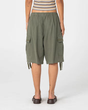 Load image into Gallery viewer, RIVER LOW RISE BAGGY CARGO SHORT
