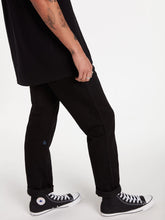 Load image into Gallery viewer, SOLVER MODERN FIT JEANS - BLACK ON BLACK
