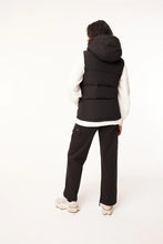 Load image into Gallery viewer, WMNS CLASSIC DOWN VEST
