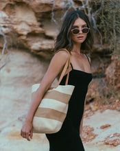 Load image into Gallery viewer, HAILEY STRAW BEACH BAG - Nat/Caramel
